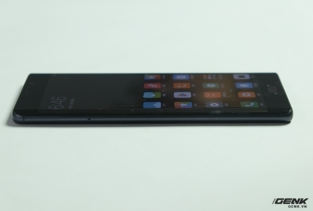 Nổi bật nhất ở Mi Note 2 là màn hình cong tràn hai cạnh 