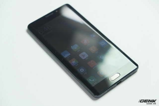  Nhìn chung, phiên bản màu đen của Mi Note 2 là rất đẹp. Theo đánh giá cá nhân của tôi, đây là chiếc máy đẹp nhất của Xiaomi hiện nay. 