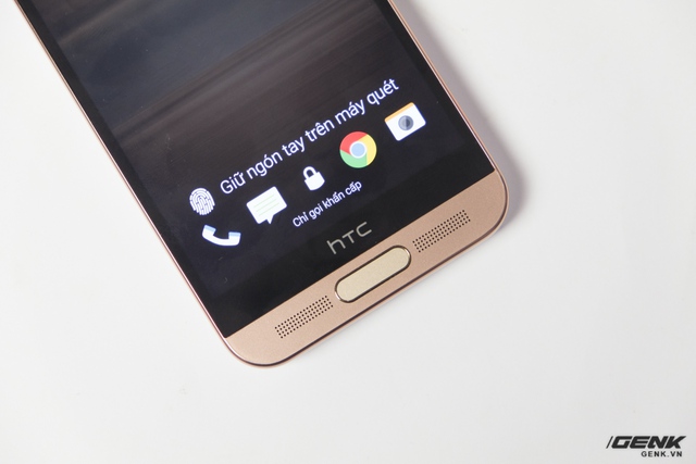  HTC One ME được trang bị cảm biến vân tay, được đặt ở giữa cụm loa BoomSound 