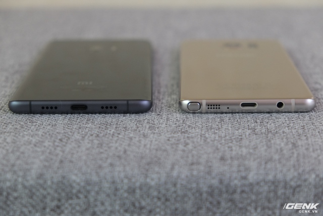  Cả hai đều sử dụng chuẩn USB-C mới nhất. Tuy nhiên do không sở hữu S-Pen và jack cắm tai nghe 3.5mm, mặt đáy của Mi Note 2 thông thoáng và cân đối hơn so với Note7. Vị trí các thành phần cũng được đặt ngay ngắn, thẳng hàng. 