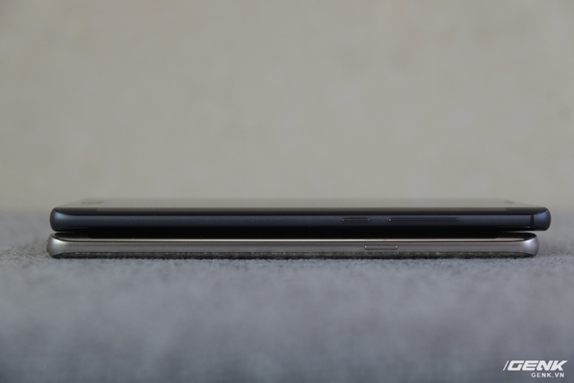  Xiaomi đặt cả phím nguồn và tăng giảm âm lượng ở cạnh phải của Mi Note 2, khiến người dùng có thể bấm nhầm. Trong khi đó, vấn đề này không xuất hiện trên Galaxy Note7 do Samsung chia hai loại phím này sang hai bên. 