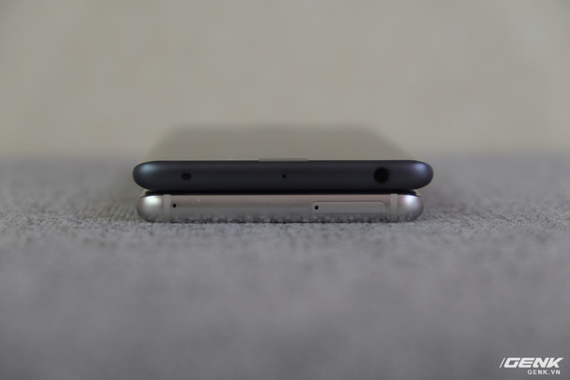  Ở cạnh trên của Mi Note 2 là jack cắm tai nghe 3.5mm, micro và cổng hồng ngoại. Galaxy Note7 lại không có cổng hồng ngoại mà chỉ có micro và khay SIM. Đối với một số người dùng nhất định, cổng hồng ngoại của Mi Note 2 sẽ là một tính năng rất đáng giá. 