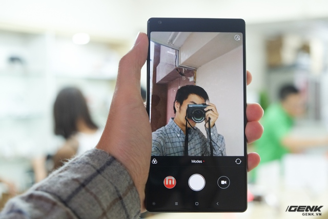  Người dùng buộc phải quay máy ngược lại để selfie. Lúc này, giao diện camera và các nút điều hướng cũng sẽ thay đổi để phù hợp với hướng cầm máy.​ 