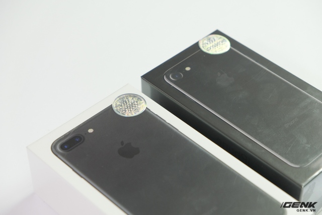  Đây là hộp của hai chiếc iPhone 7 và 7 Plus chính hãng FPT. Đặc biệt, chiếc iPhone 7 là phiên bản màu Đen bóng (Jet Black) 