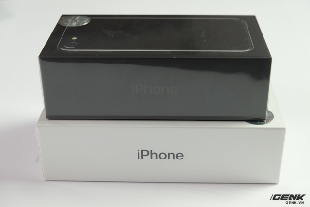  Hộp của iPhone 7 Jet Black mang một tông đen nổi bật so với các màu khác 