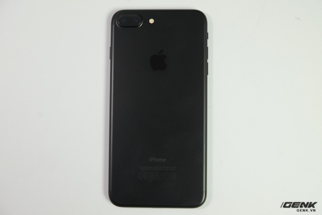  Cùng chuyển sang chiếc iPhone 7 Plus màu đen nhám 