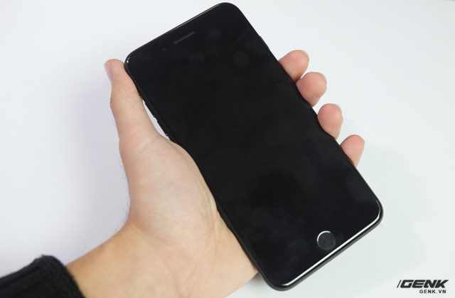  Kích thước lớn khiến cho iPhone 7 Plus khá khó cầm nắm chỉ bằng một tay 