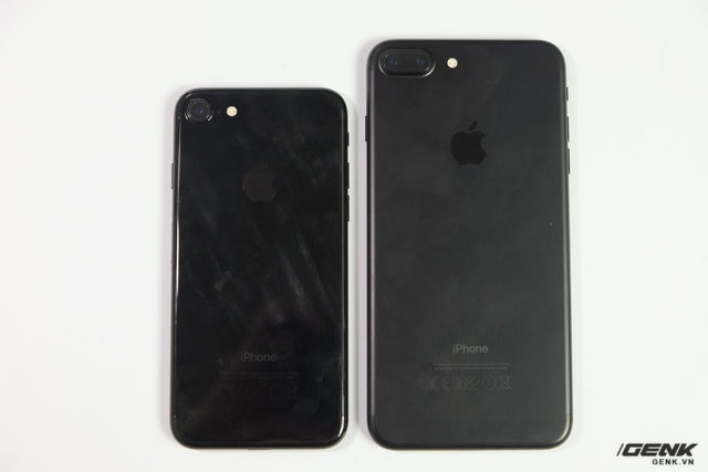  Có thể thấy iPhone 7 Jet Black bám dấu vân tay nhanh đến mức nào 