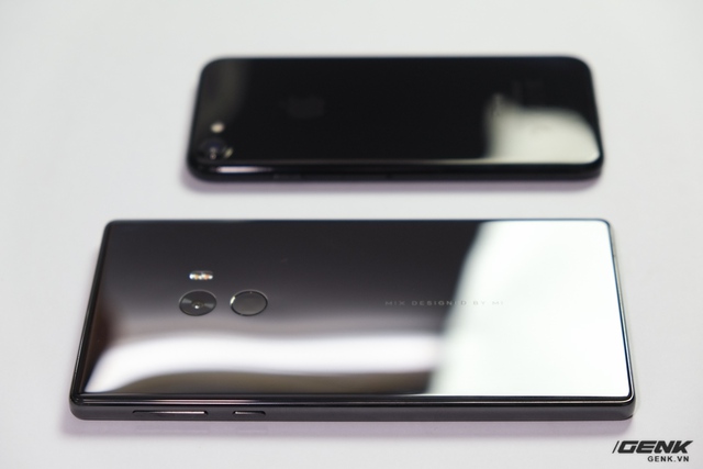  Xiaomi Mi Mix là một trong số những chiếc smartphone hiếm hoi trên thị trường dùng vỏ gốm. 