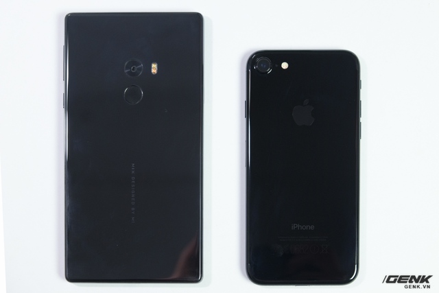  Đây là Xiaomi Mi Mix và iPhone 7 Jet Black, hai chiếc máy có cùng chung vẻ ngoài bóng bẩy 