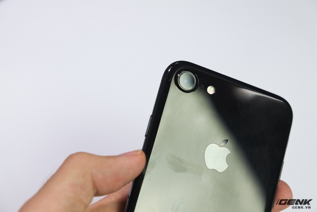  Chỉ cần chạm vào là ngay lập tức dấu vân tay đã xuất hiện trên lớp vỏ của iPhone 7 Jet Black 