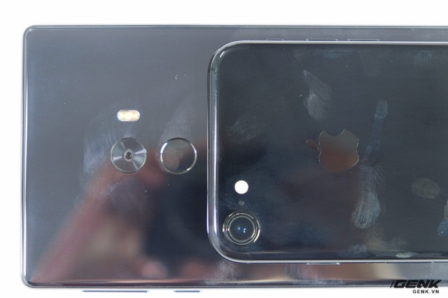  Bẩn là một chuyện, nhưng người dùng iPhone 7 Jet Black sẽ còn phải lo về vấn đề xước. Trong khi đó, vỏ gốm của Mi Mix với độ cứng 8 Mohs chắc chắn sẽ đem lại khả năng chống xước tốt hơn, dù là không tuyệt đối. 