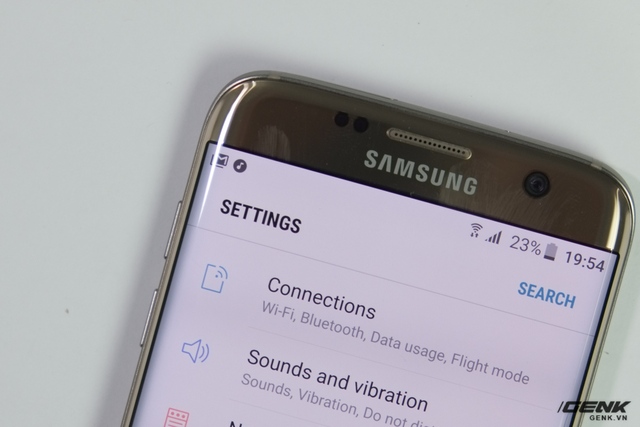  Thay vì font mảnh và chữ in thường, Samsung sử dụng font đậm và chữ in hoa để làm tiêu đề trên bản cập nhật Nougat. Điều này khiến tôi có đôi chút gợi nhớ đến phong cách thiết kế mới của iOS 10 
