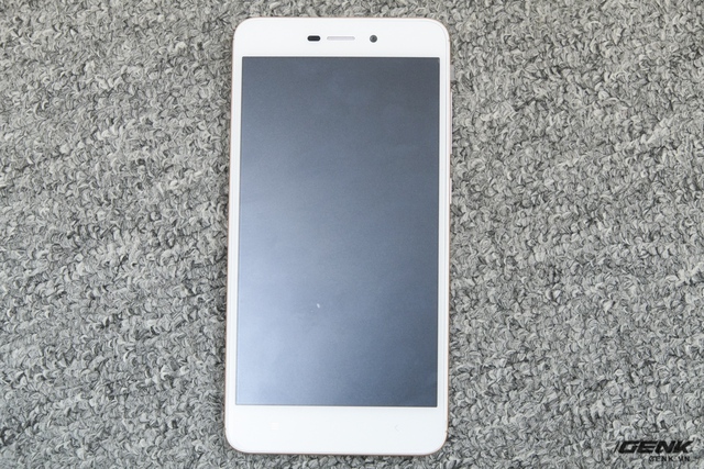  Khác với một số máy của Xiaomi, mặc dù là phiên bản màu vàng nhưng mặt trước của Redmi 4A vẫn là màu trắng 