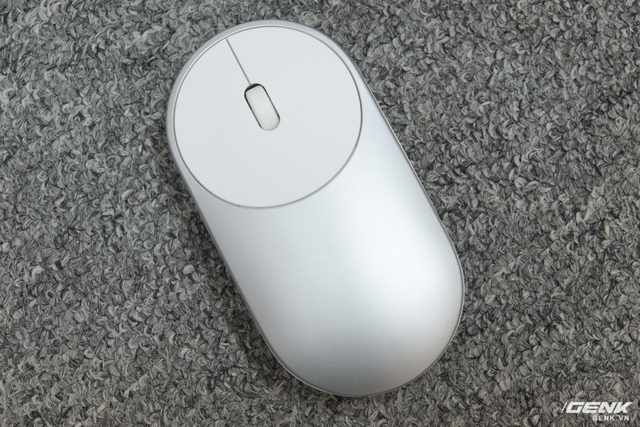  Đây là Xiaomi Mi Mouse. Nó có thiết kế khá cân xứng và được làm bằng nhôm. 
