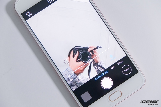  Selfie được Vivo chú trọng trên V5. Bên cạnh cảm biến 20MP, ống kính f/2.0, nó còn được trang bị bộ công cụ làm đẹp khuôn mặt... 