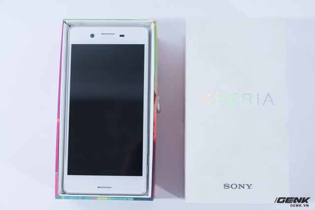  Đây là chiếc Xperia X màu bạc 