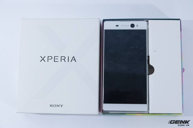  Tiếp đến là Xperia XA Ultra màu trắng 