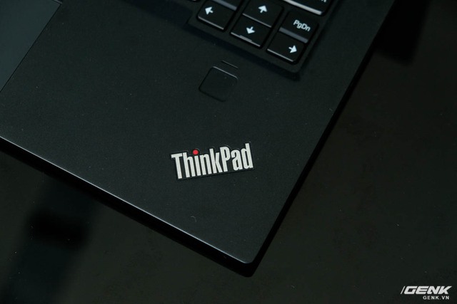  Cảm biến vân tay bảo mật trên ThinkPad X1 Carbon. 