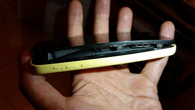  Một chiếc iPhone 5c bị phù pin 