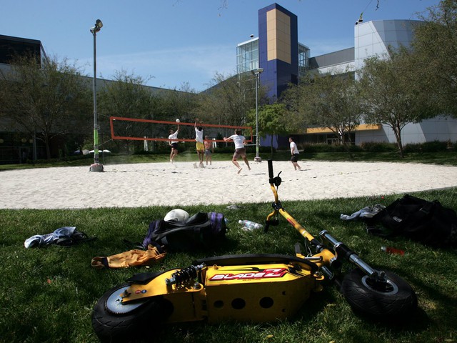  Trở lại với Mountain View, nhân viên ở đây được tự do sử dụng cả một sân cát bóng chuyền bên trong khuôn viên. 