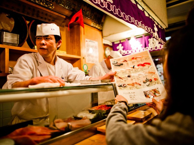  và thưởng thức món sushi tươi sống tại chợ cá Tsukiji 