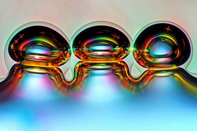  Những bong bóng đầy màu sắc trong hình là kết quả sau khi thả axit absorbic (thành phần chủ yếu trong viên sủi bổ sung vitamin C) vào trong nước. Nhiếp ảnh gia thắng giải với bức ảnh này là Marek Miś. 