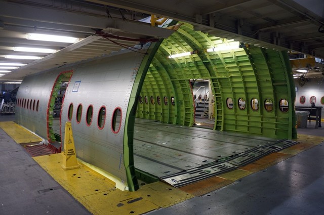  Khung máy bay lúc chưa lắp ghế, ở dưới sàn là hệ thống ray để các hãng lắp ghế vào. 