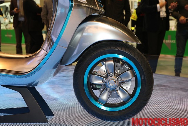  Và phần viền yếm cũng như vành bánh xe được sơn màu xanh theo ngôn ngữ thiết kế riêng mà Piaggio giải thích là nhấn mạnh tính không khí thải. 