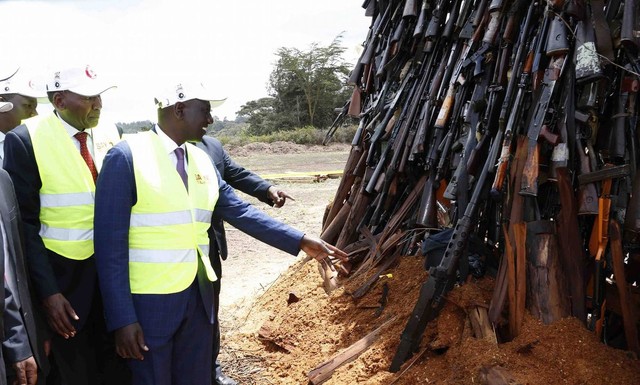 Đây là cách giải quyết súng lậu của Kenya, không tái sử dụng, gom lại thành núi và đem đốt - Ảnh 1.
