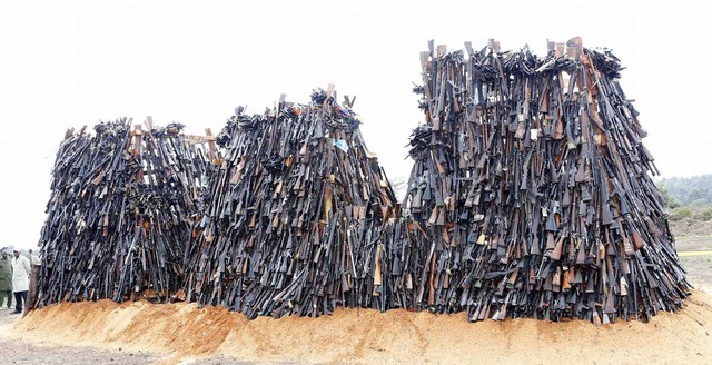 Đây là cách giải quyết súng lậu của Kenya, không tái sử dụng, gom lại thành núi và đem đốt - Ảnh 3.