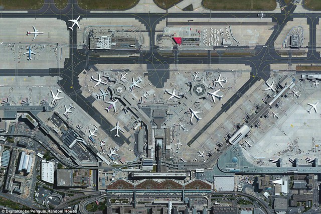  Frankfurt Airport là sân bay nhộn nhịp nhất ở Đức, trung bình có khoảng1.365 chuyến bay mỗi ngày và 65 triệu hành khách mỗi năm. Với hơn 70.000 nhân viên, sân bay này cũng là nơi làm việc lớn nhất trong cả nước. 