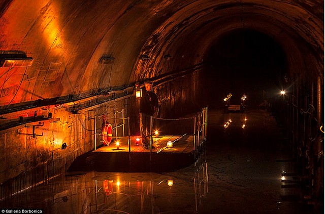  Du khách được trải nghiệm cảm giác ngồi bè qua đoạn ngập nước với đèn thắp sáng hai bên đường hầm. 