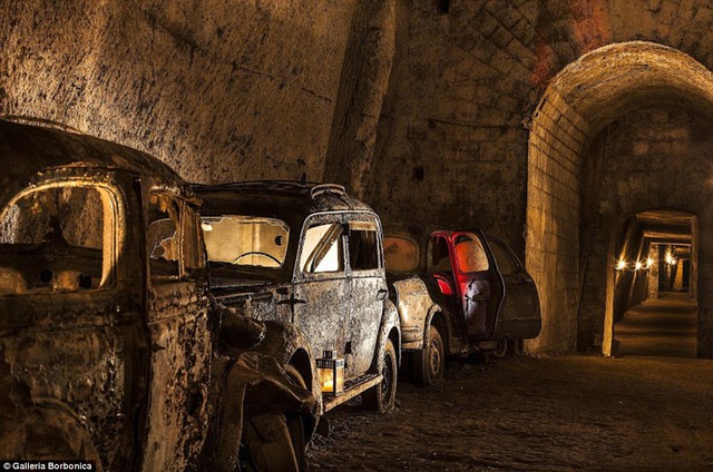  Thăm thú đường hầm, du khách có dịp ngắm nhìn rất nhiều mẫu xe cổ phủ kín màu thời gian. 