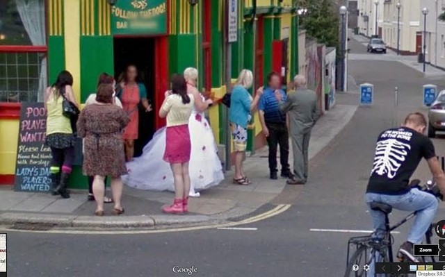  Google Street View không ít lần bắt gặp các đôi uyên ương rào bước trên những khu phố. 