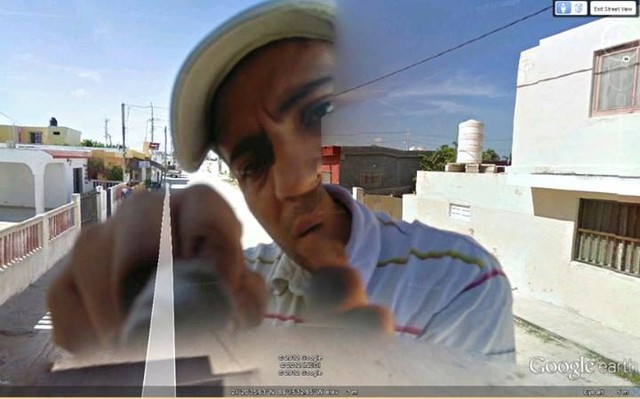  Một lái xe đang làm sạch máy ảnh của Google Street View. 