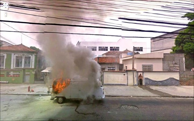  Một chiếc Volkswagen Camper cổ điển bị cháy trên đường khiến những người yêu xe cảm thấy xót xa. 