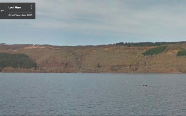  Có vẻ như Google đã tình cờ ghi lại hình ảnh của quái vật hồ Loch Ness với vệt đen trên mặt nước. 