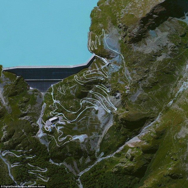  Đập Grande Dixence ở bang Valais ở Thụy Sĩ là đập nước cao nhất thế giới với chiều cao 935 feet (285m). Một đập trọng lực chịu được lực đẩy ngang của nước, trong trường hợp này sông Dixence, trọn vẹn bởi sức nặng của nó. Grande Dixence mất 14 năm xây dựng và chứa khoảng sáu triệu mét khối bê tông. 