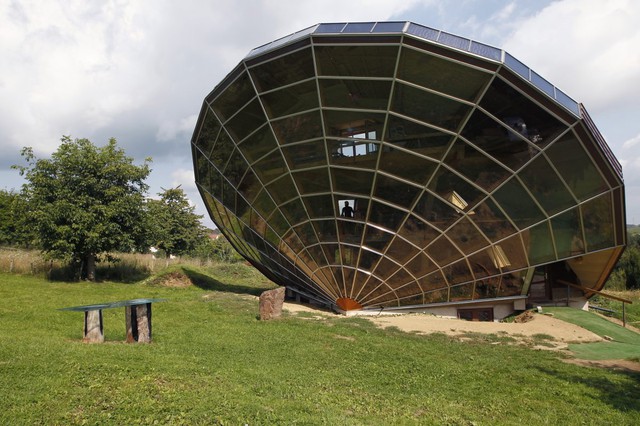  Căn nhà độc đáo bao phủ bởi các tấm năng lượng mặt trời này được xây dựng ở vùng quê Alsacian thuộc Pháp. Thiết kế của nó hướng thẳng về phía có ánh nắng mạnh nhất để thu năng lượng. 