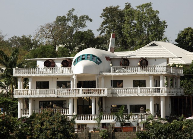  Những người thiết kế nên căn hộ ở Abuja, Nigeria này rất yêu thích du lịch, và họ đã cải tạo lại phần mái dinh thự của mình để nó giống hệt như một chiếc máy bay. 