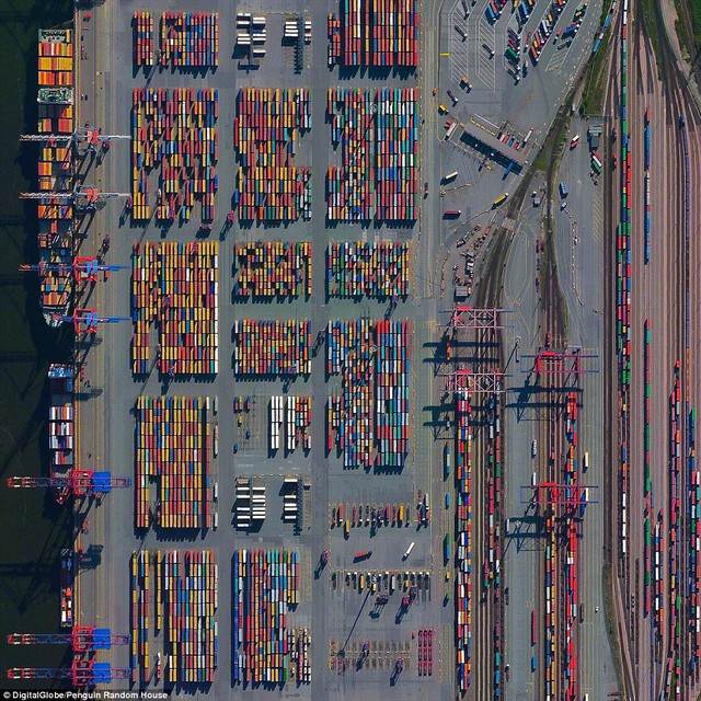  Cảng Hamburg nằm trên sông Elbe ở Hamburg được gọi là cổng thế giới của nước Đức. Trung bình mỗi ngày, cơ sở này đón 28 tàu thủy, 200 tàu chở hàng và 5.000 xe tải. Tổng cộng, cảng Hamburg vận chuyển 132,3 triệu tấn hàng hóa mỗi năm – khoảng1/3 khối lượng của tất cả chúng ta. 