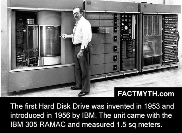  Ổ đĩa cứng Model 350 đi kèm với chiếc máy tính IBM 305 RAMAC ra mắt vào năm 1956. 