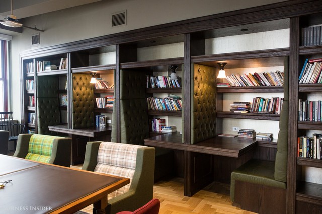  Nếu bạn thực sự muốn một không gian yên tĩnh, bạn có thể đến thư viện. Những giá sách chứa đầy sách được các nhân viên mang từ nhà đến. 