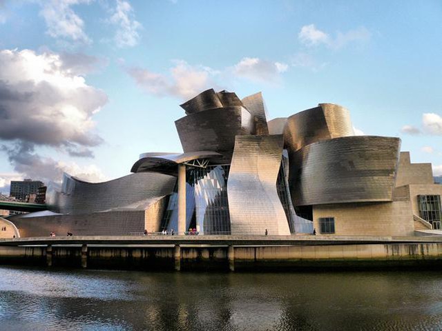  Bảo tàng nghệ thuật Guggenheim Bilbao ( Tây Ban Nha) với những mặt thiết kế pha trộn kính Low-E 