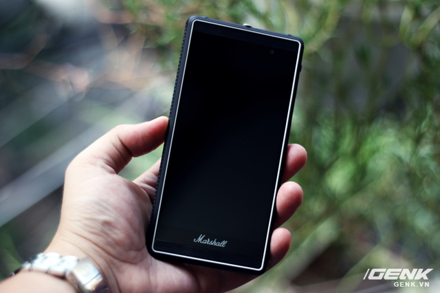  Vẫn là thiết kế hình chữ nhật giản đơn như bao chiếc smartphone khác, Marshall London sở hữu màn hình cảm ứng 4,7 inch, tấm nền IPS, độ phân giải HD phủ kính cường lực Gorilla Glass 3 chống bám bụi và bám vân tay. 