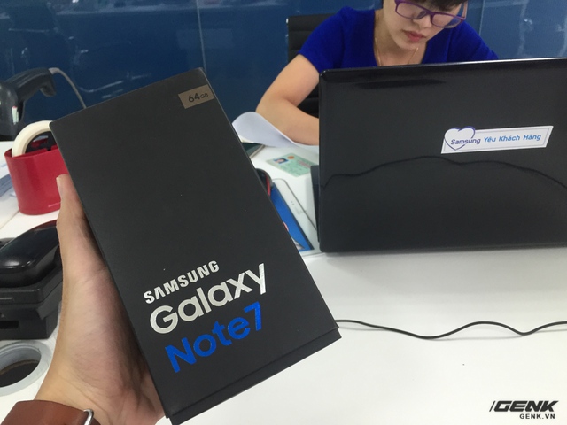  Giây phút cuối cùng được cầm trên tay hộp của Galaxy Note7 trước khi bàn giao cho nhân viên 