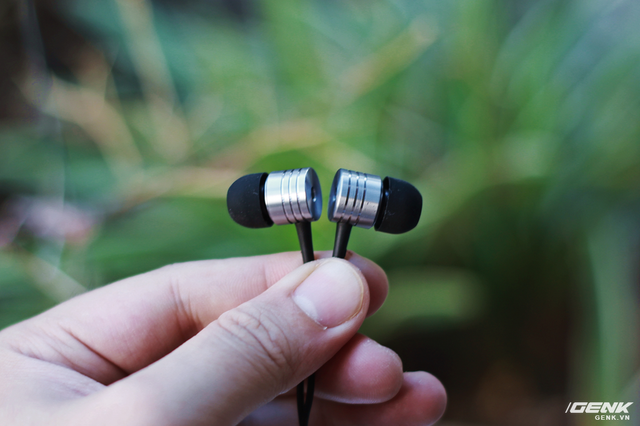  E1003 có trọng lượng khá nhẹ nhàng, chỉ khoảng 15g cho toàn bộ tai nghe 