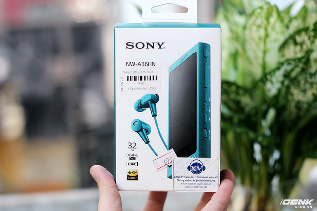  Vẫn là phong cách đóng hộp đơn giản & chắc chắn của Sony. Công nghệ Hi-res Audio & chuẩn Bluetooth LDAC vẫn được nhà sản xuất Nhật Bản trang bị cho thế hệ máy nghe nhạc này. 