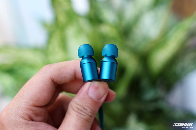  Với kích thước ống dẫn âm nhỏ và nút tai mềm đi kèm, Sony EX750NE đem lại cảm giác khá thoải mái khi sử dụng 